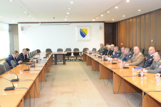 Predsjedatelj Zajedničkog povjerenstva za obranu i sigurnost BiH Sifet Podžić razgovarao sa polaznicima klase visokih studija Škole nacionalne odbrane Univerziteta odbrane Ministarstva odbrane Republike Srbije